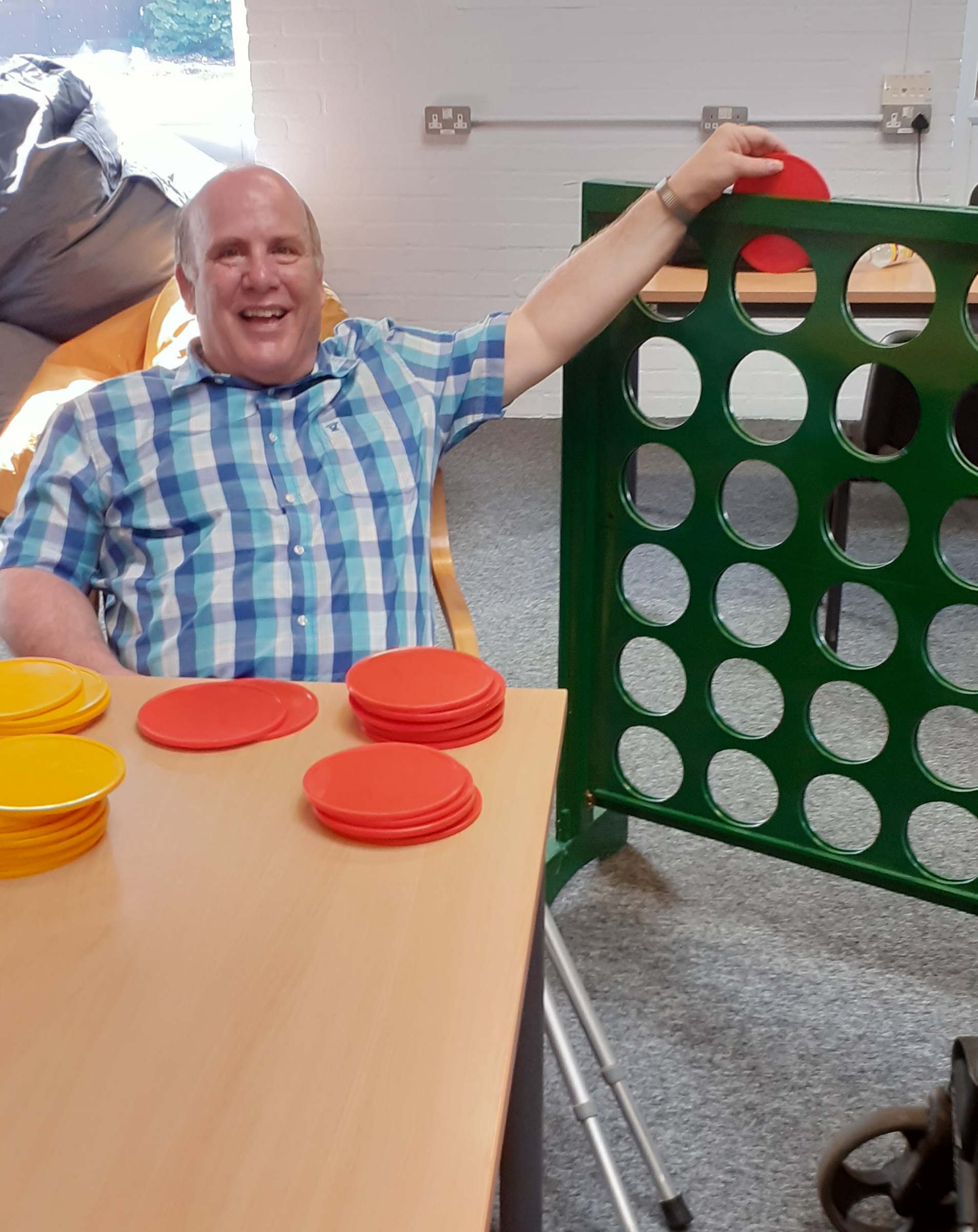 A customer playing connect 4